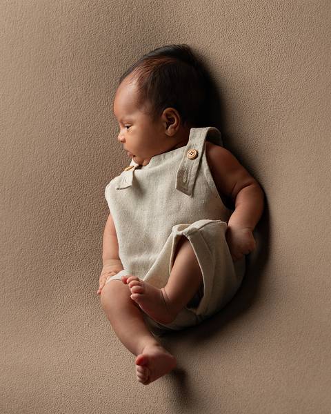 Ensaio de Acompanhamento de bebê de 1 mês no poof'