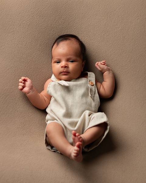 Ensaio de Acompanhamento de bebê de 1 mês no poof'