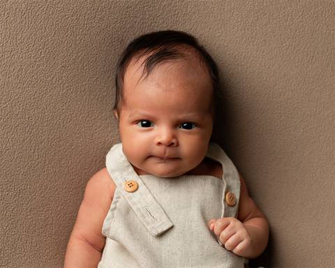 Ensaio de Acompanhamento de bebê de 1 mês no poof'