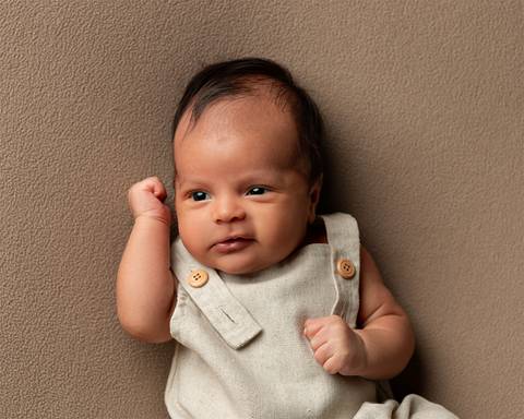 Ensaio de Acompanhamento de bebê de 1 mês no poof'