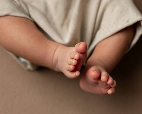 Ensaio de Acompanhamento de bebê de 1 mês no poof'