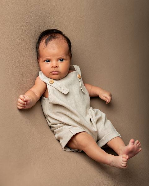 Ensaio de Acompanhamento de bebê de 1 mês no poof'