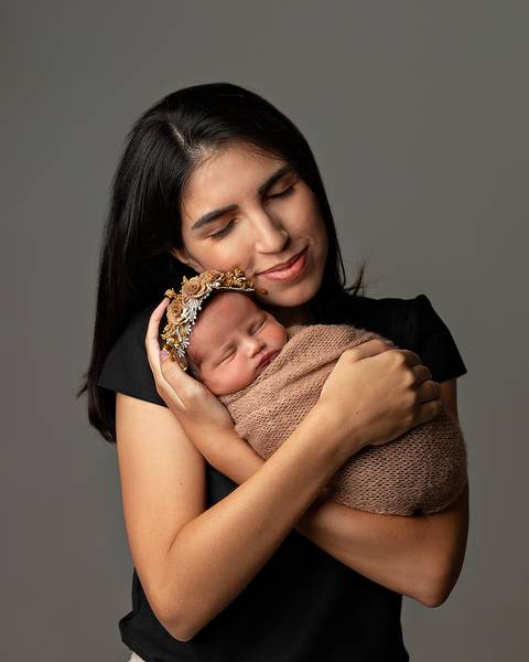 Mãe e filha em ensaio Newborn minimalista, sofisticado e atemporal.'