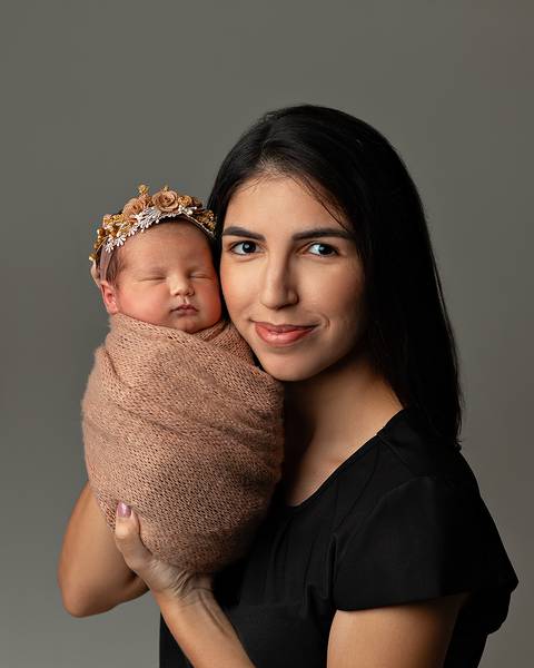 Mãe e filha em ensaio Newborn minimalista, sofisticado e atemporal.'