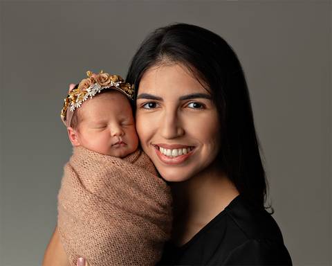 Mãe e filha em ensaio Newborn minimalista, sofisticado e atemporal.'