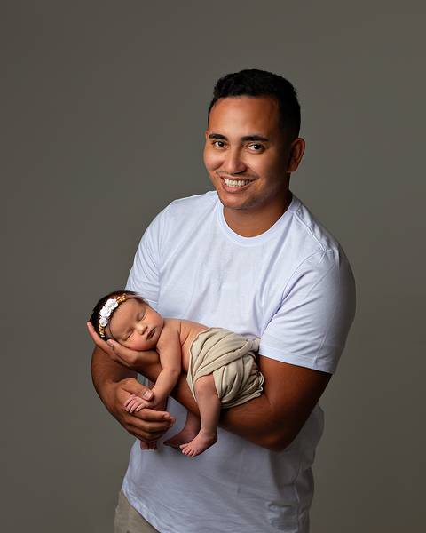 Bebê dormindo nos braços do pai em ensaio Newborn em Natal/RN'