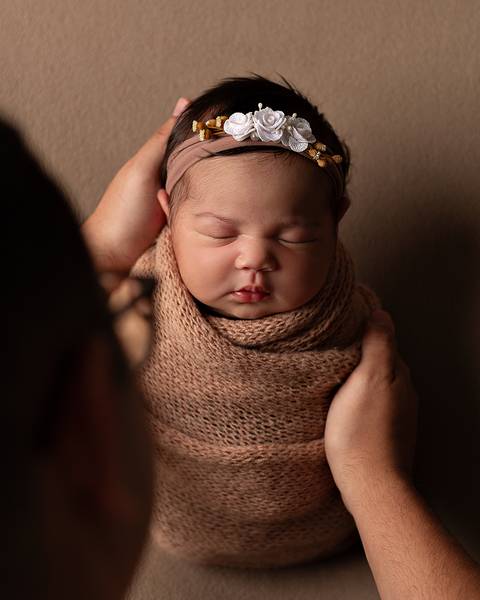 Bebê dormindo enrolada no wrap em ensaio newborn'