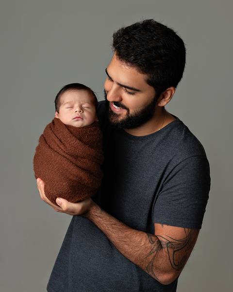 Bebê recém-nascido com o pai em Ensaio Newborn em Natal/RN'