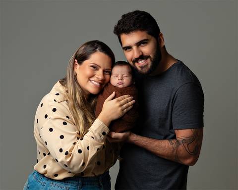 Bebê recém-nascido com os pais em Ensaio Newborn em Natal/RN'