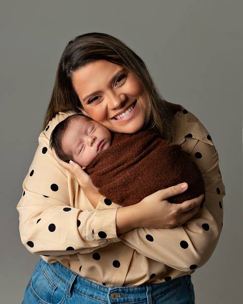 Bebê recém-nascido com a mãe em Ensaio Newborn em Natal/RN'