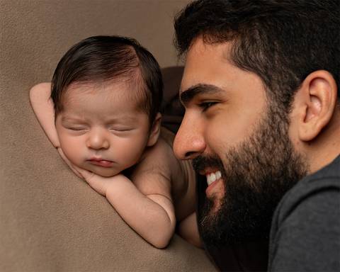 Bebê recém-nascido com o pai em Ensaio Newborn em Natal/RN'