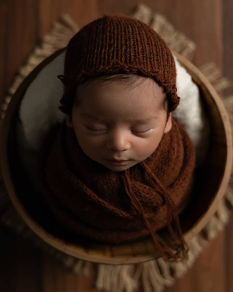 Bebê recém-nascido enrolado no wrap em um baldinho em Ensaio Newborn em Natal/RN'