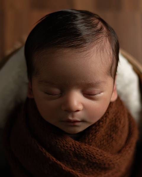 Bebê recém-nascido enrolado no wrap em um baldinho em Ensaio Newborn em Natal/RN'