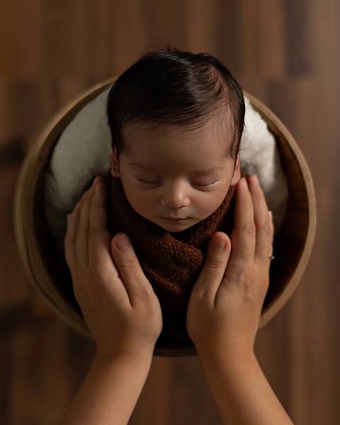 Bebê recém-nascido enrolado no wrap em um baldinho em Ensaio Newborn em Natal/RN'