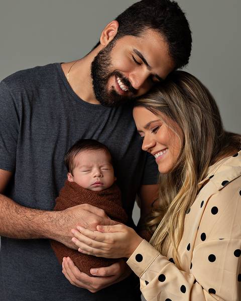 Bebê recém-nascido com os pais em Ensaio Newborn em Natal/RN'