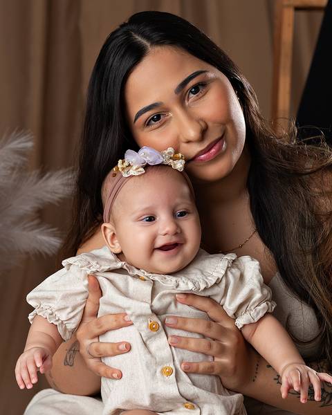 Bebê em ensaio de Dia das Mães com a mãe em estúdio'