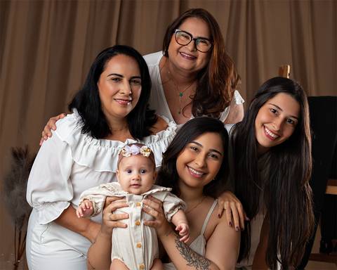 Bebê em ensaio de Dia das Mães com a mãe em estúdio'