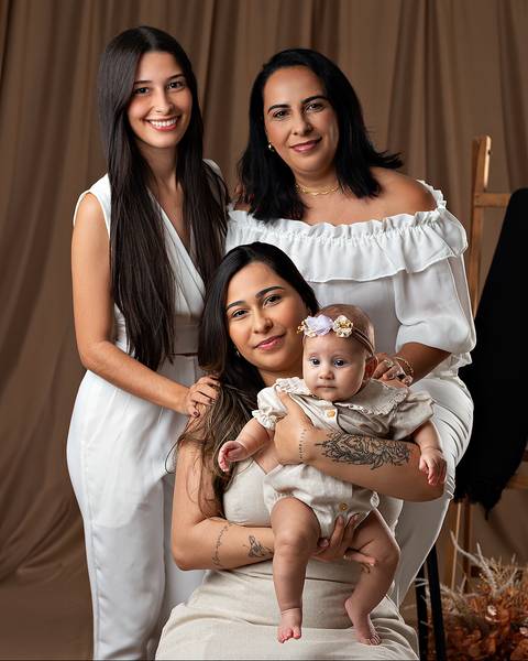 Bebê em ensaio de Dia das Mães com a mãe em estúdio'