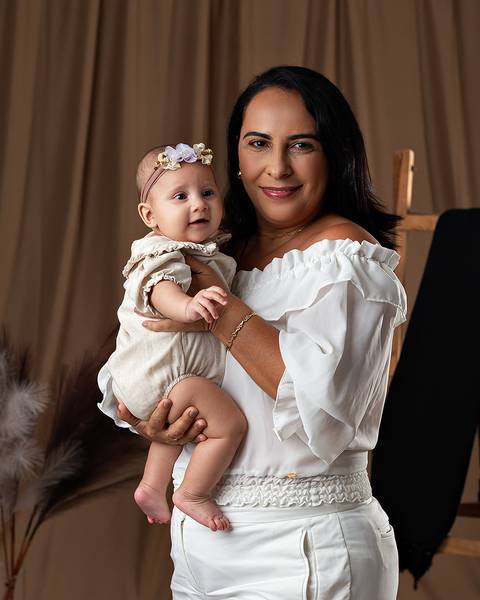 Bebê em ensaio de Dia das Mães com a mãe em estúdio'