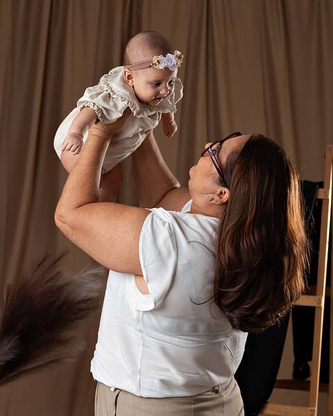 Bebê em ensaio de Dia das Mães com a mãe em estúdio'