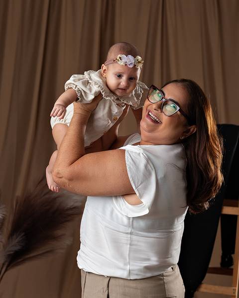 Bebê em ensaio de Dia das Mães com a mãe em estúdio'
