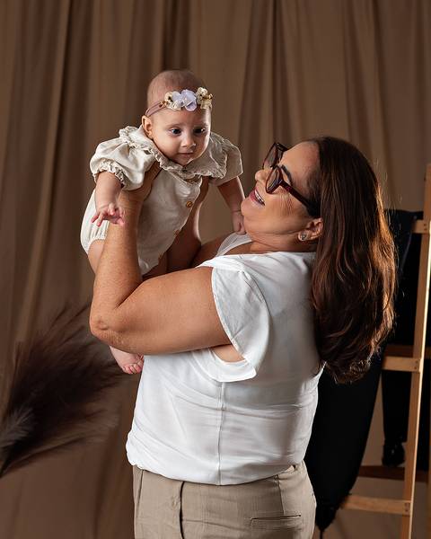 Bebê em ensaio de Dia das Mães com a mãe em estúdio'