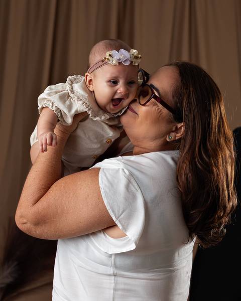 Bebê em ensaio de Dia das Mães com a mãe em estúdio'