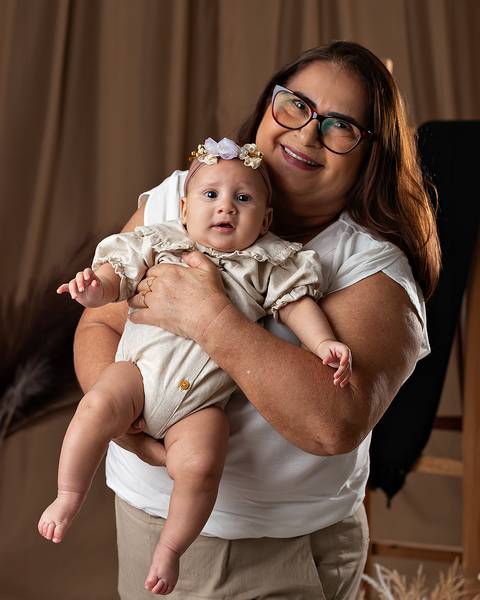Bebê em ensaio de Dia das Mães com a mãe em estúdio'