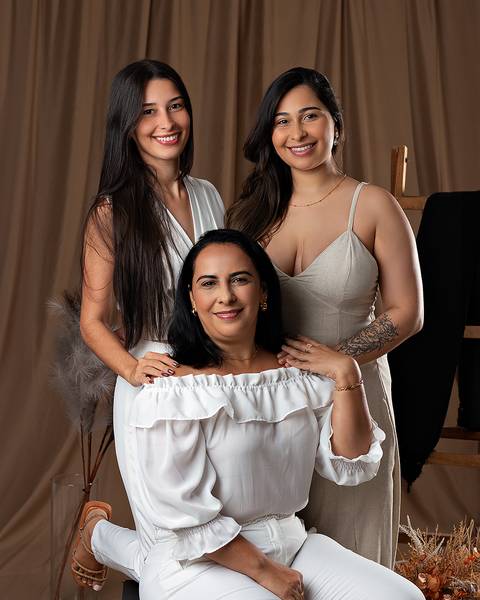 Bebê em ensaio de Dia das Mães com a mãe em estúdio'