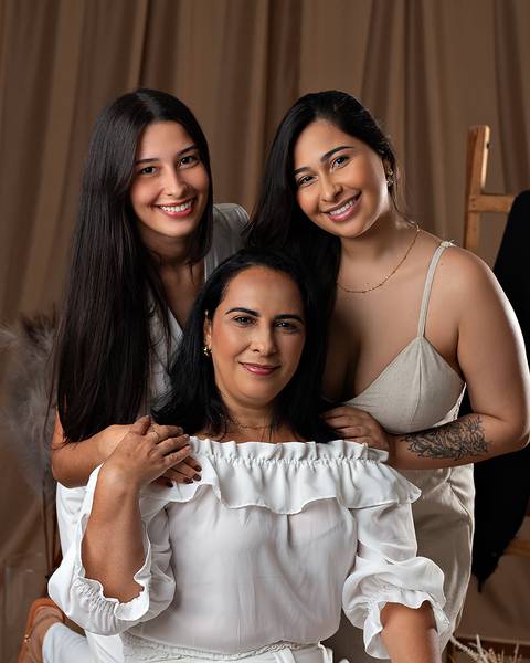 Bebê em ensaio de Dia das Mães com a mãe em estúdio'