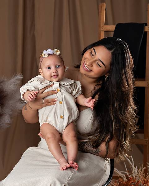 Bebê em ensaio de Dia das Mães com a mãe em estúdio'