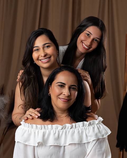 Bebê em ensaio de Dia das Mães com a mãe em estúdio'