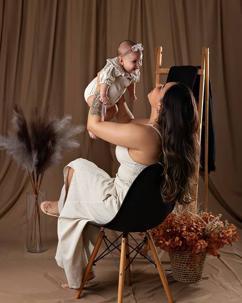 Bebê em ensaio de Dia das Mães com a mãe em estúdio'