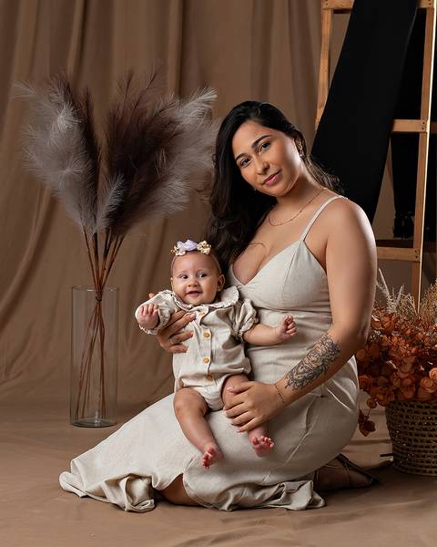 Bebê em ensaio de Dia das Mães com a mãe em estúdio'