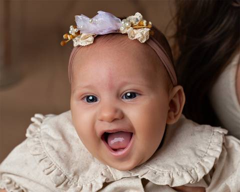 Bebê em ensaio de Dia das Mães com a mãe em estúdio'