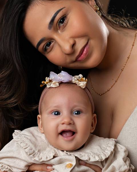 Bebê em ensaio de Dia das Mães com a mãe em estúdio'