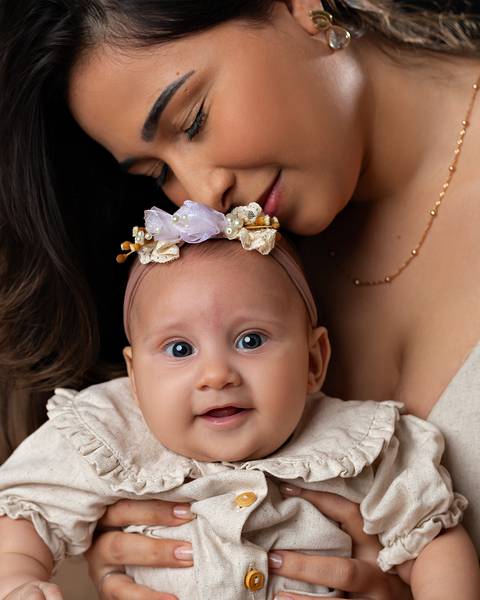 Bebê em ensaio de Dia das Mães com a mãe em estúdio'