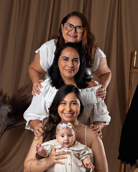 Bebê em ensaio de Dia das Mães com a mãe em estúdio'