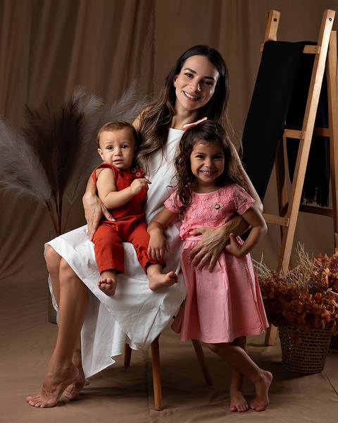 Ensaio de Dia das Mães em estúdio. Mães e bebês'