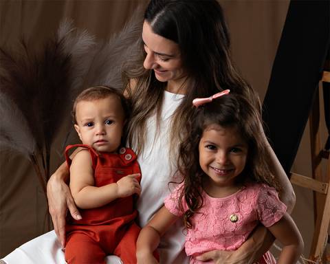 Ensaio de Dia das Mães em estúdio. Mães e bebês'