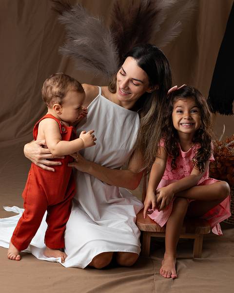 Ensaio de Dia das Mães em estúdio. Mães e bebês'