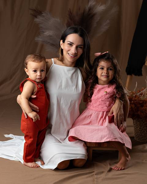 Ensaio de Dia das Mães em estúdio. Mães e bebês'