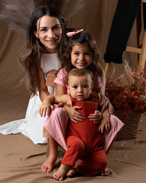 Ensaio de Dia das Mães em estúdio. Mães e bebês'