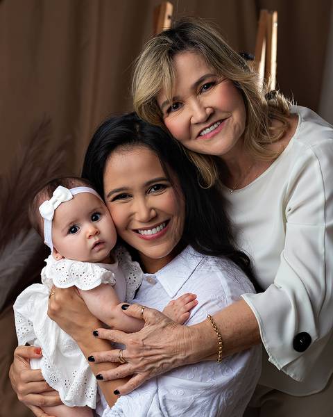 Fotos mãe, bebê e família em estúdio em Natal/RN'