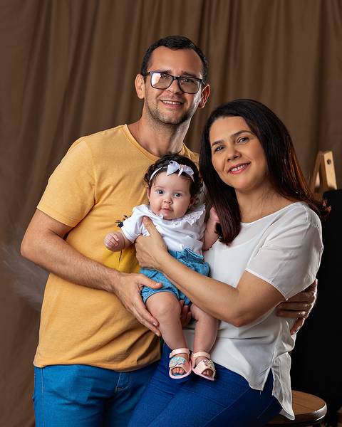 Ensaio de Mãe, bebê e família em estúdio'