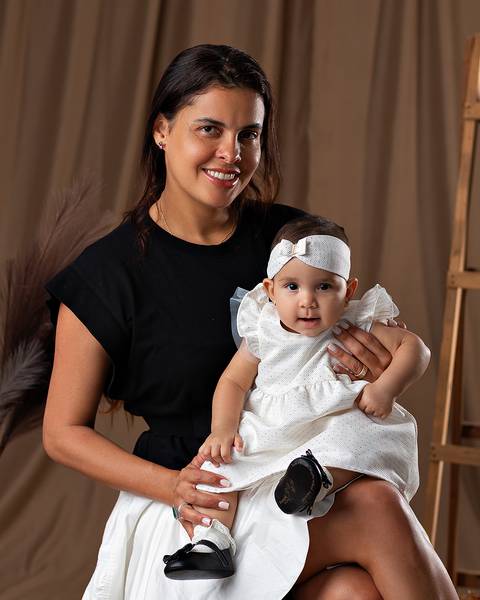 Ensaio de Dia das Mães de mãe e bebê em estúdio'