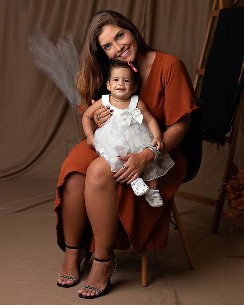 Ensaio de Dia das Mães em estúdio. Ensaio de Mãe e bebê'