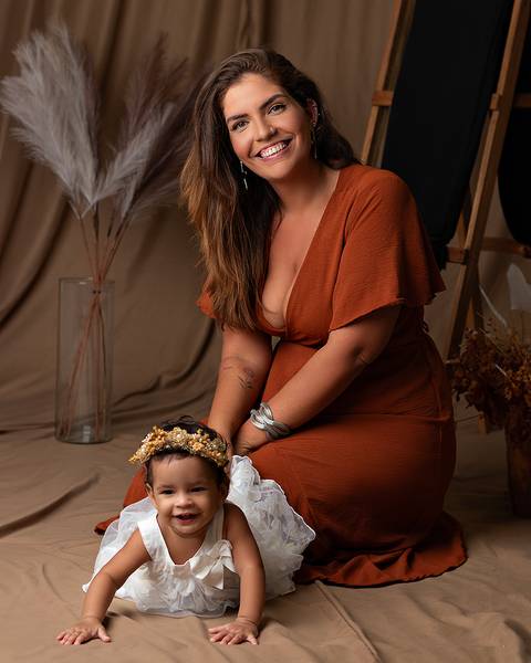 Ensaio de Dia das Mães em estúdio. Ensaio de Mãe e bebê'