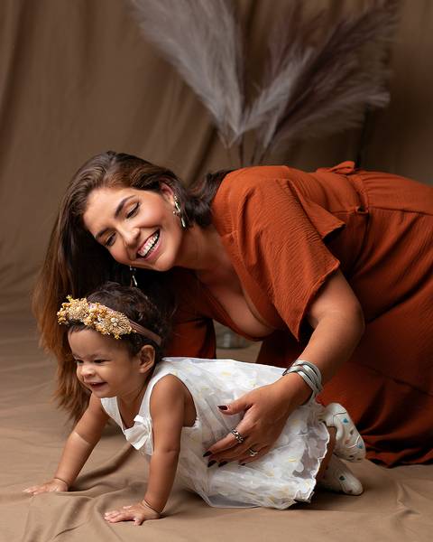 Ensaio de Dia das Mães em estúdio. Ensaio de Mãe e bebê'