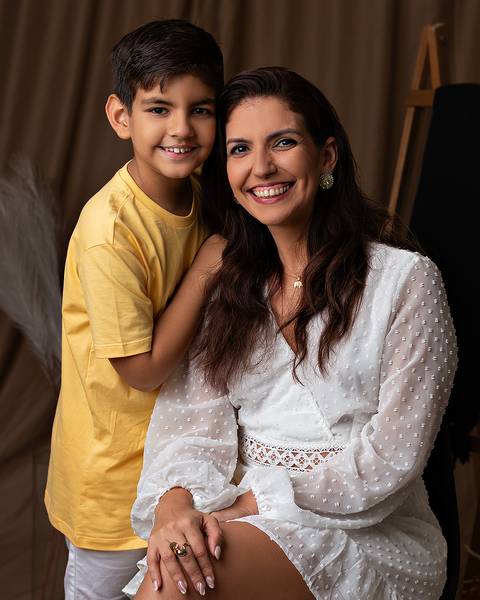 Ensaio de Dia das Mães em estúdio. Ensaio de Mãe e bebê'